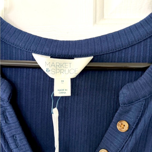 Market & Spruce Women’s Navy Top - NWT - Picture 4 of 5
